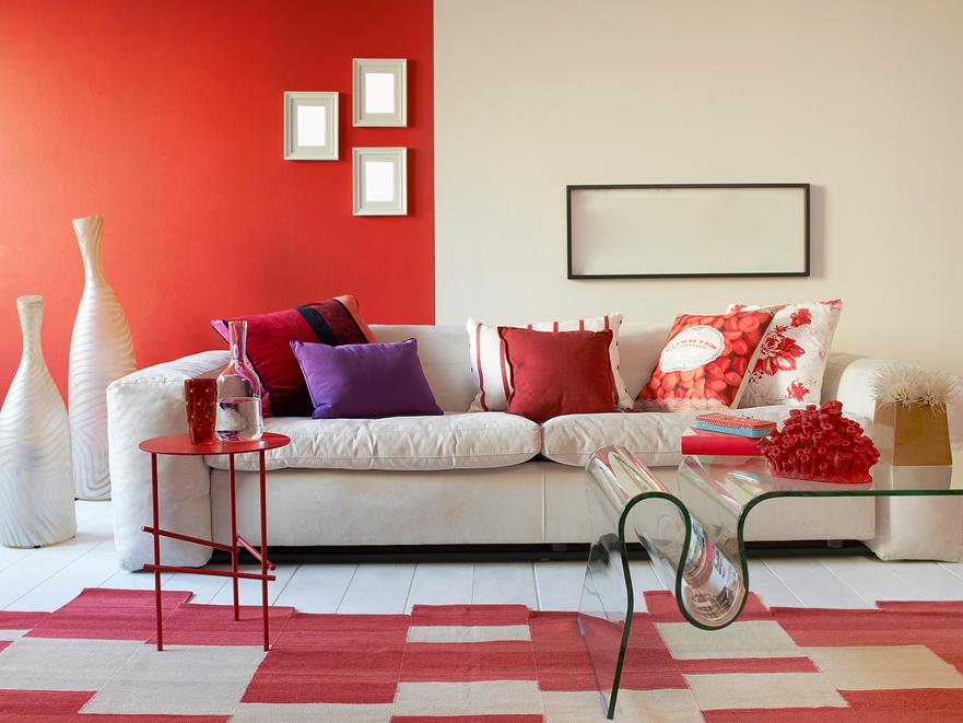 Salon z czerwoną ścianą