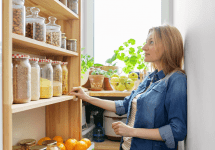 Kobieta_w_spizarni_Sniezka_Plamoodporna_P19_Definitywna.png