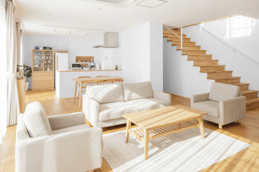 Salon ze schodami – jak wykorzystać taką przestrzeń?