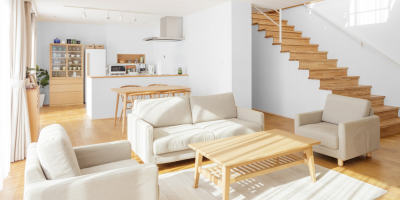 Salon ze schodami – jak wykorzystać taką przestrzeń?