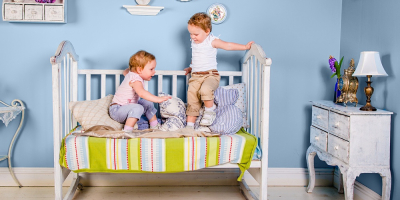 Wspólny pokój – jak urządzić mały pokój dla rodziców i dziecka?