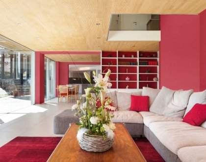 Nowoczesny, stylowy salon w kolorach czerwieni - aranżacje 