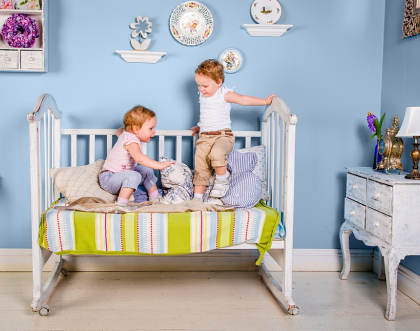 Wspólny pokój – jak urządzić mały pokój dla rodziców i dziecka?