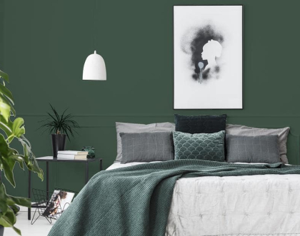 Zielona ściana w sypialni − aranżacje pokoju z zielenią