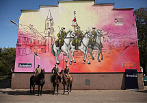 Ułani przy historycznym muralu w Dębicy