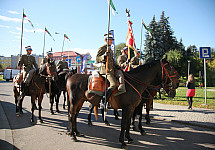 Tarnowski Oddział Jazdy 5. Pułku Strzelców Konnych, wchodząca w skład Stowarzyszenia Szwadron Jazdy Rzeczypospolitej Polskiej podczas oficjalnej prezentacji muralu w Dębicy