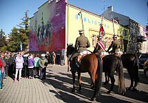 Ułani przy muralu zlokalizowanym przy placu Mikołajków w Dębicy