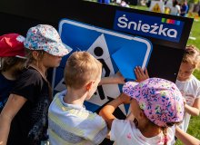 Pierwszoklasiści z plecakami od Śnieżki