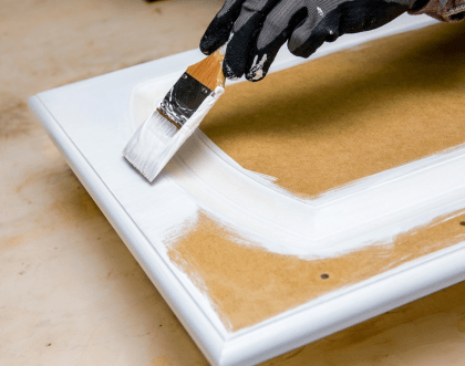 Malowanie mebli na biało krok po kroku – zobacz, jak powinieneś to robić