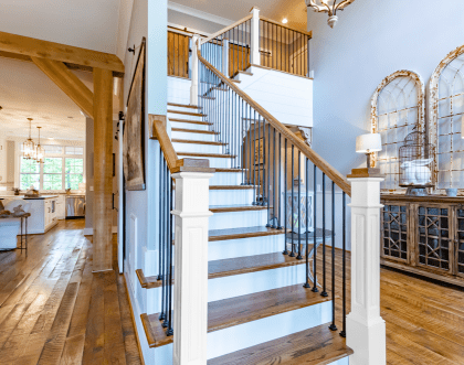 Biała balustrada schodowa – drewniane wykończenia w Twoim domu