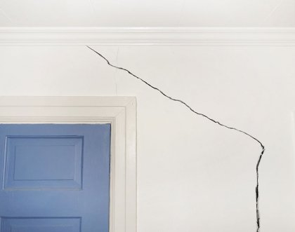 Pęknięta ściana - w jaki sposób naprawić uszkodzoną powierzchnię?