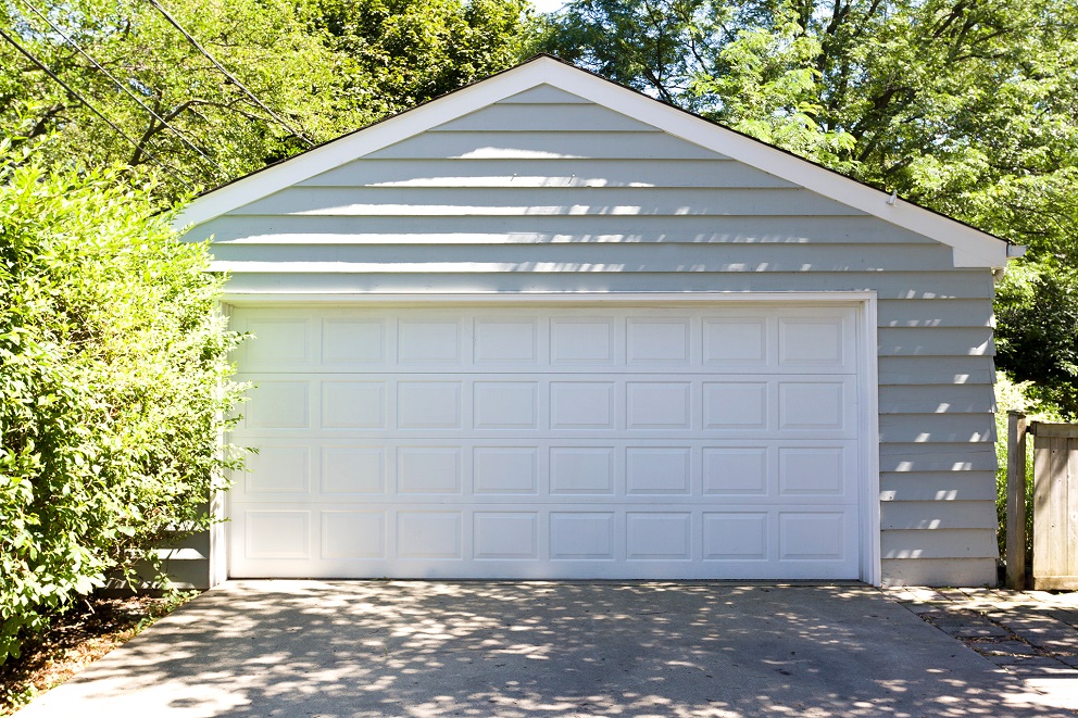 Białą bramę garażową trzeba regularnie malować, aby wyglądała nienagannie. Pomoże Supermal Emalia Olejno-Ftalowa do drewna i metalu ŚNIEŻKA.