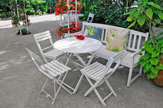 Przytulna weranda w stylu shabby chic.