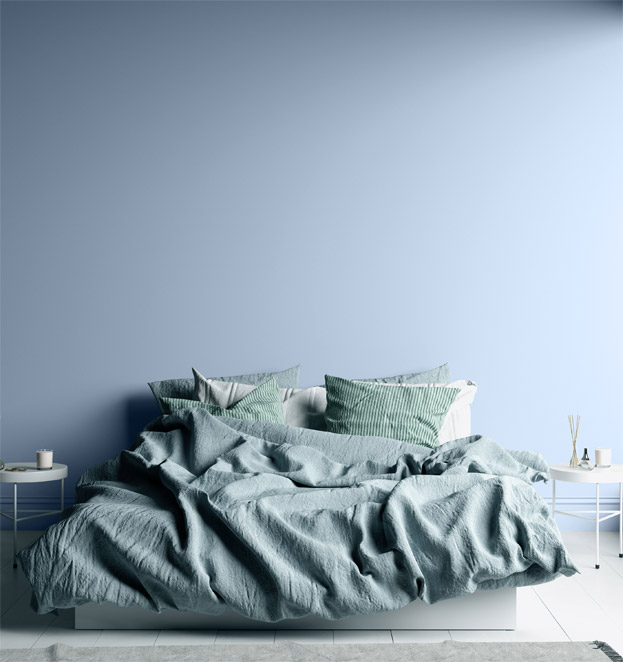 niebieska sypialnia z białymi akcentami