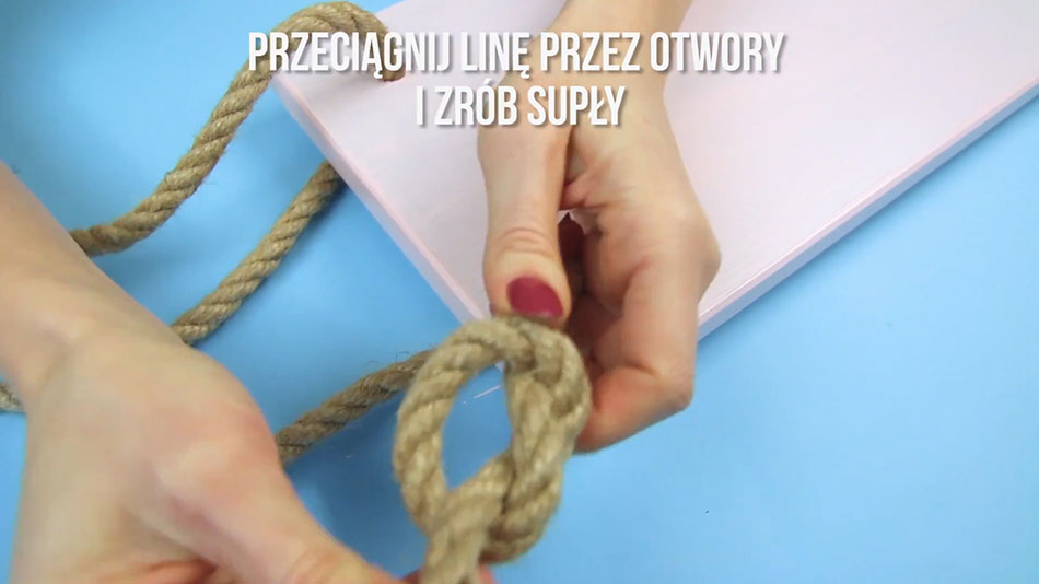 Przeciąganie liny przez otwory w desce