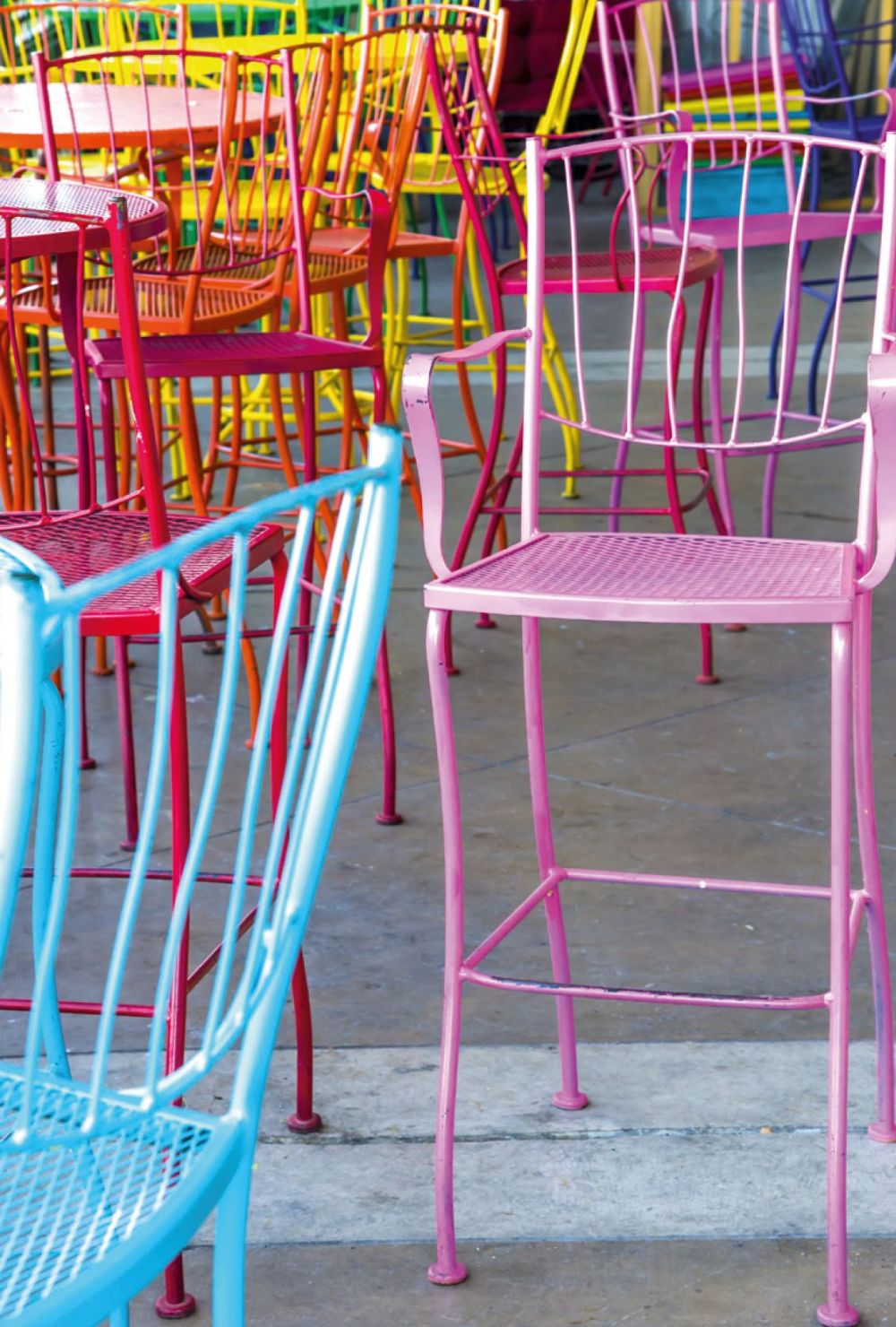 Kolorowe metalowe krzesła