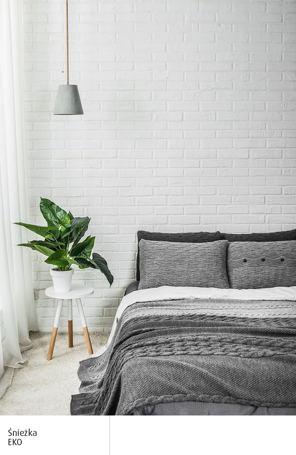 Biała cegła na ścianie za łóżkiem