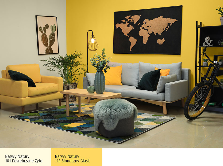 Żółta ściana i dodatki w salonie