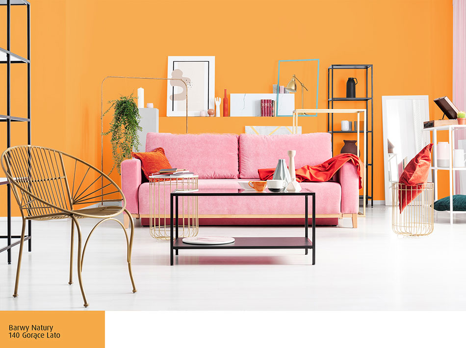 Kobiecy salon w kolorze mandarynkowym z różową kanapą