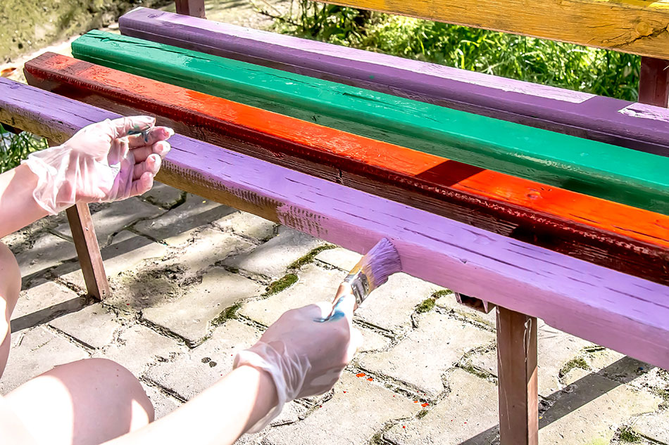 Malowanie ławki różnymi kolorami farby