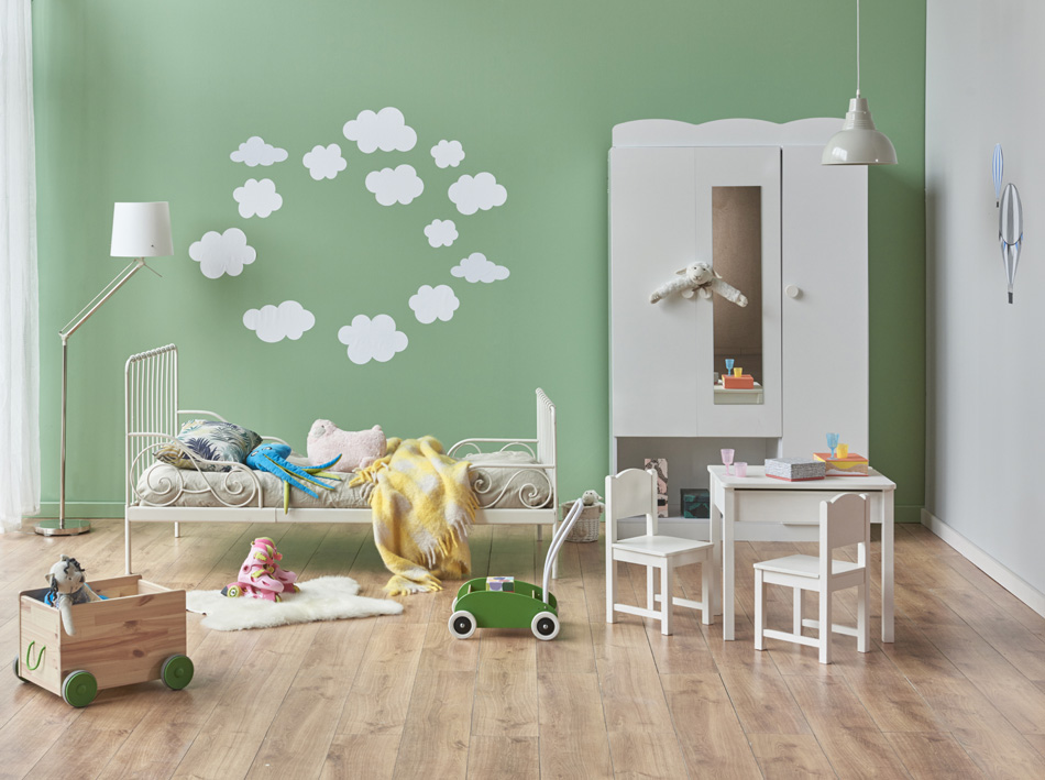 Zielony kolor i drewniane meble w pokoju dla dziecka