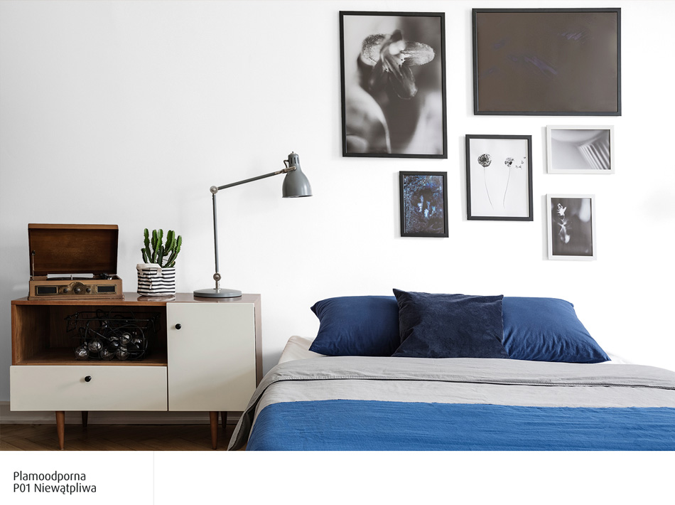 Niebieskie dodatki w stylowej sypialni