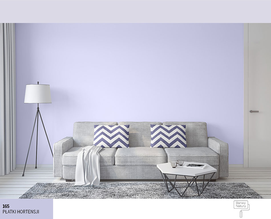 Ściana w salonie w kolorze płatków hortensji