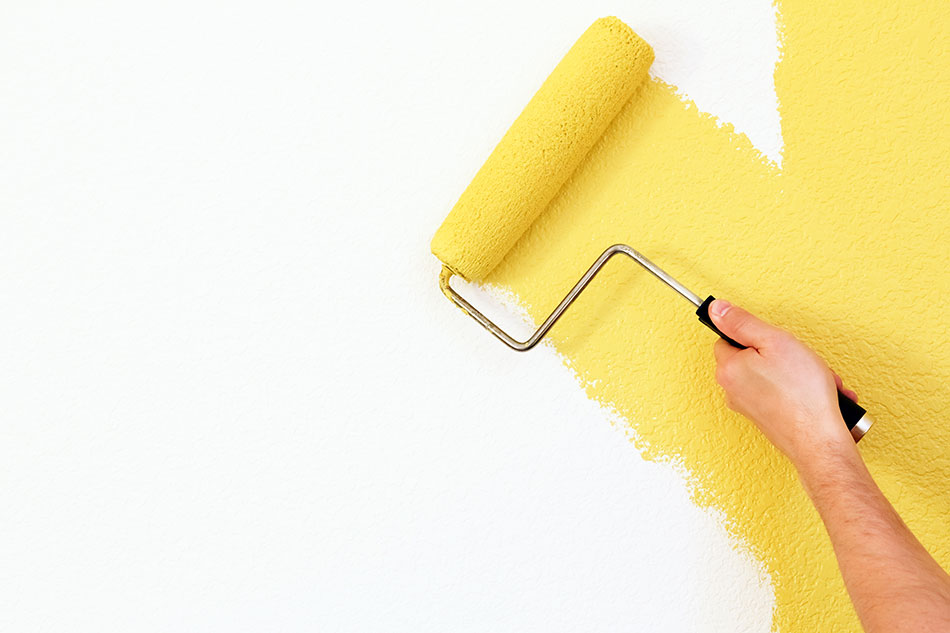 Malowanie ściany żółtą farbą