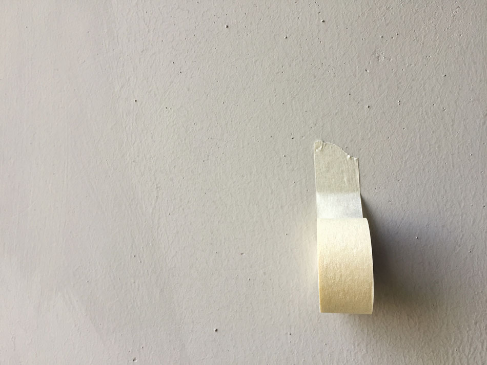 Taśma papierowa na ścianie